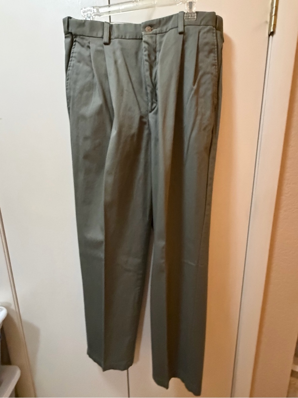 Farah Men's Pleated Dress Pants in Olive